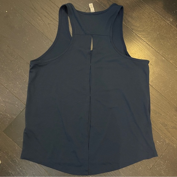 Under Armour Women's The Rock Whisperlight Tie Back Tank Tank size large - Picture 4 of 6